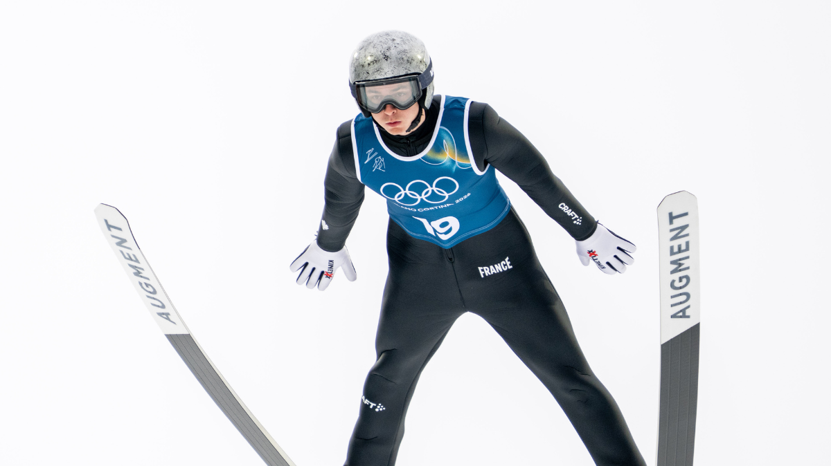 Kristjan Ilves crée la surprise sur le saut au tremplin normal du combiné nordique des JO 2026, les Bleus loin du compte
