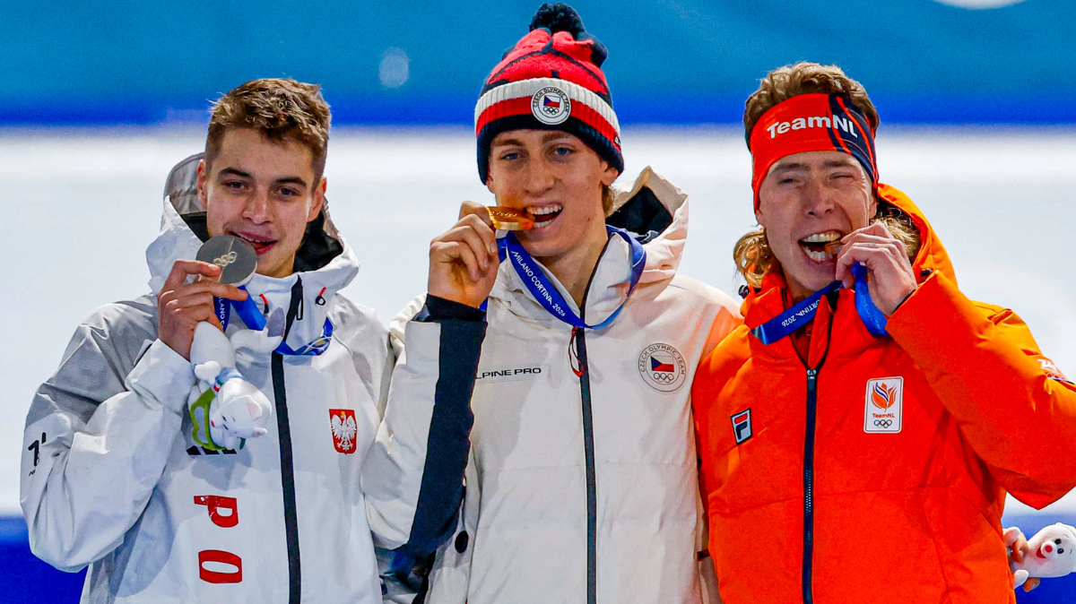 Metoděj Jílek sacré sur le 10000 m des JO 2026 en patinage de vitesse, Timothy Loubineaud au pied du podium