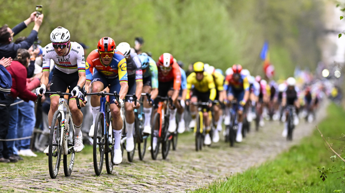 Tadej Pogacar mène le peloton dans la Trouée d'Arenberg, lors de Paris-Roubaix 2025