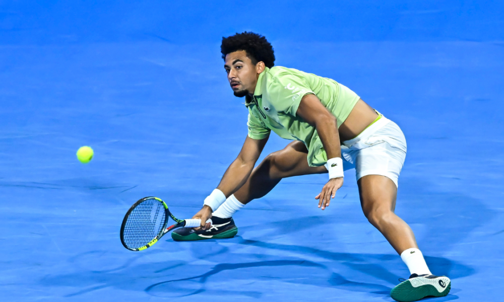 https://dicodusport.fr/blog/wp-content/uploads/2026/02/Trop-fort-Carlos-Alcaraz-domine-Arthur-Fils-en-finale-a-Doha-1000x600.png