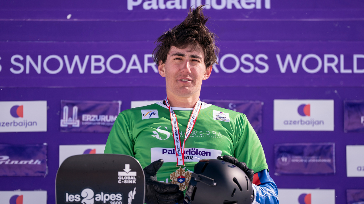 Aidan Chollet lève les bras sur la deuxième course à Erzurum, trois podiums pour les Bleus du snowboardcross