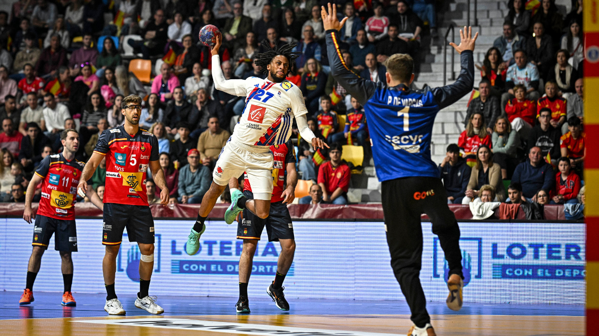 Bousculés, les Bleus du handball se contentent du nul face à des Espagnols revanchards