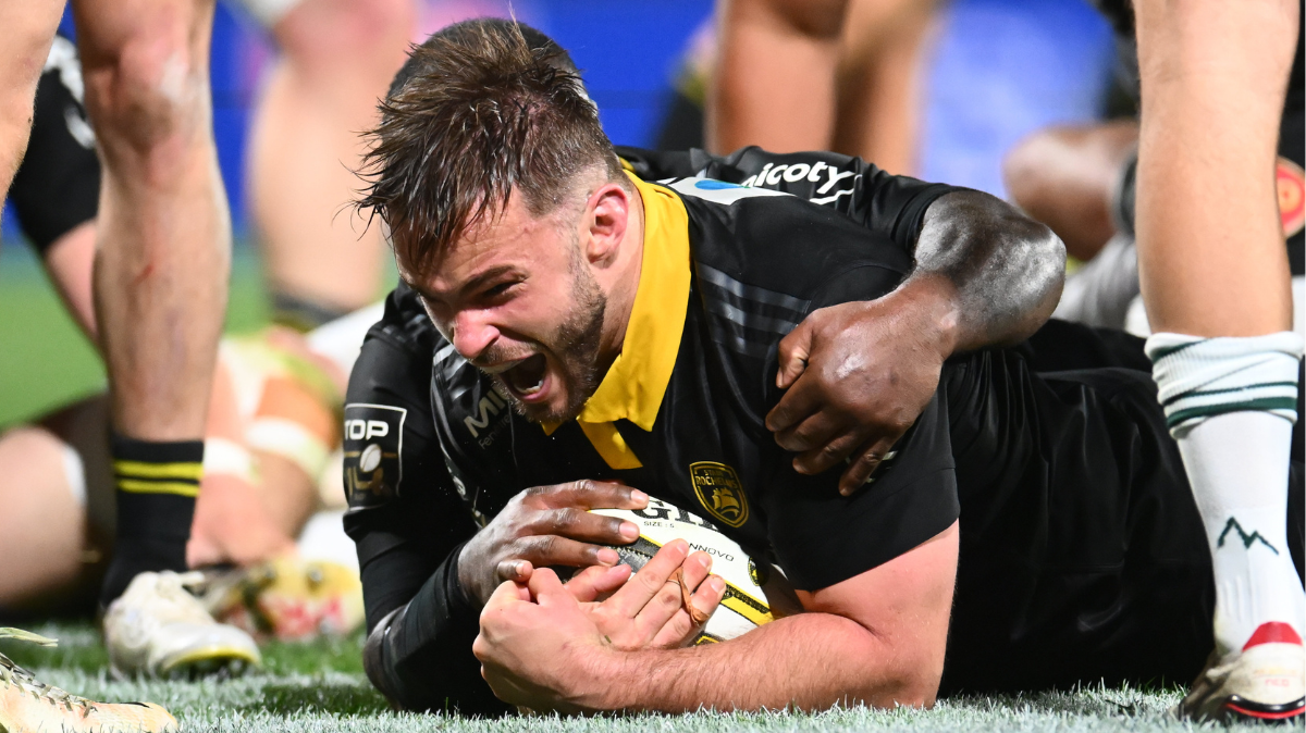 Malgré cet énorme avantage, La Rochelle n'est pas parvenu à faire le break. D'abord privés de ballon, les hommes de Ronan O'Gara ont ensuite été stoppés dans l'en-but par une vaillante défense paloise. Avant d'à leur tour se retrouver en infériorité suite à un plaquage haut de Nolann Le Garrec. Une infériorité gérée plutôt sereinement puisque le danger ne s'est jamais approché de leurs 22 mètres. Comme un symbole de cette première moitié de second acte où des en-avants et des bonnes défenses en pagaille ont repoussé constamment le danger d'un côté comme de l'autre. Dans ce contexte étriqué, chaque point est devenu précieux. En difficulté pour percer le rideau défensif, Pau a fait preuve de pragmatisme en assurant 3 points au pied pour entamer le dernier quart d'heure (10-6, 65ème). Mais sur une folle chevauchée de Davit Niniashvili, La Rochelle en a fait de même dans la foulée. Puis, suite à une longue action magistrale avec de nombreux off-loads, Jack Nowell a libéré Marcel-Deflandre en s'infiltrant au cœur de la défense paloise pour inscrire un deuxième essai décisif  (20-6, 70ème). La Section a bien eu l'opportunité de relancer le match dans les dernières minutes, en vain. La défense rochelaise ne cédera jamais, bouclant la partie sans concéder le moindre essai. Grâce à ce deuxième succès consécutif, La Rochelle se relance totalement en se hissant à la 8ème place du classement, à cinq petits points du Top 6. Les Maritimes n'ont donc pas dit leur dernier mot.