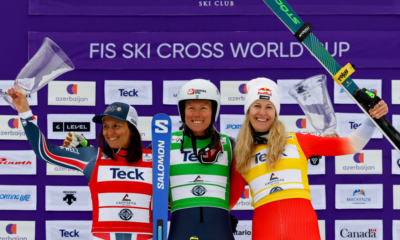 Marielle Berger Sabbatel sur le podium de la deuxième épreuve de skicross de Craigleith derrière Sandra Naeslund