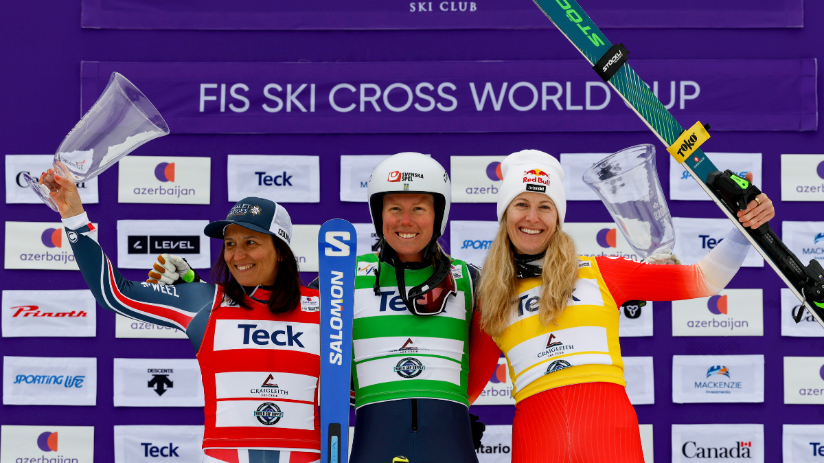 Marielle Berger Sabbatel sur le podium de la deuxième épreuve de skicross de Craigleith derrière Sandra Naeslund