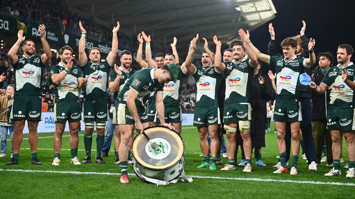 TOP 14 2025-2026 - Découvrez, en chiffres, le succès de la Section Paloise, qui occupe la deuxième position du championnat. 3,056 Comme le nombre de points marqués en moyenne par Pau, depuis le début de la saison. Soit la meilleure moyenne depuis l'accession en Top 14 en 2015. Si les Palois maintiennent le rythme jusqu'à la fin de la saison, il terminerait soit à 79 soit à 80 points. Un total qui, à six reprises sur les dix dernières saisons, assure une place dans les deux premiers à la fin de la saison régulière. Et donc une qualification directe en demi-finale du Top 14. C'est onze ou douze points de la saison record de Pau en Top 14. Pau, qui a déjà marqué plus de points que sur plusieurs saisons entières. Pau n'a plus fait de phases finales de championnat depuis 1999-2000. Pau déroule et s’offre un succès important face à l’UBB Portée par une attaque inspirée et cinq essais inscrits, la Section Paloise a largement dominé l’Union Bordeaux-Bègles, 39 à 17.    6 Avec six défaites, la Section Paloise est la 2ème équipe de Top 14 avec le moins de défaite. Seul le Stade Toulousain (quatre défaites) fait mieux. 7 La réussite de Pau s'exporte jusqu'au XV de France. Avec sept joueurs (Grégoire Arfeuil, Théo Attissogbe, Fabien Brau-Boirie, Émilien Gailleton, Paul Boudehent, Hugo Auradou et Thomas Laclayat) parmi les 42 Bleus pour préparer le match contre l'Écosse, la Section Paloise est la deuxième équipe la mieux représentée, derrière le Stade Toulousain. 15 Comme le nombre d'essais inscrits par la Section Paloise après des mauls. Ce qui fait de cette équipe la meilleure du championnat dans ce secteur. Contre Bordeaux, le quatrième essai, inscrit par Dan Robson, intervient à la suite de cette phase de jeu. 17 Comme le nombre de franchissements effectués par Grégoire Arfeuil en quinze matchs commencés, le deuxième total d'un joueur depuis le début de la saison (à égalité avec Jack Nowell). L'ailier est également 5ème en termes de plaquages cassés (48). 21 Comme le nombre de points pris face aux autres équipes du Top 6 (Stade Toulousain, Montpellier, Clermont, Bordeaux-Bègles et Stade Français) en sept matchs disputés. Soit pile trois points pris par match. Seul le Stade Toulousain fait mieux, avec 23 points. Pau sait être costaud face aux gros, un bon signe si les Palois venaient à se qualifier en phases finales. Édito : Pourquoi la prolongation d'Émilien Gailleton à Pau est une excellente nouvelle pour le rugby Dans un rugby moderne où les transferts se négocient à coups de zéros, de promesses de titres, voire de contrats mirobolants, la décision d’Émilien Gailleton de prolonger à Pau jusqu’en 2029 a quelque chose de rafraîchissant.   21,2 Comme la moyenne d'âge de ses jeunes arrières prometteurs. Théo Attissogbé (21 ans), Émilien Gailleton (22 ans), Axel Despérès (22 ans), Grégoire Arfeuil (21 ans), Fabien Brau-Boirie (20 ans). Pau se conjugue actuellement au présent, mais se conjugue aussi à l'avenir, avec la prolongation de Gailleton. 40 Comme le nombre de points marqués par Pau en neuf matchs à domicile. Soit 4.44 points par match. La Section Paloise est la seule équipe avec Toulouse (4.9 points par match) à avoir remporté tous ses matchs à la maison depuis le début de la saison. En parallèle, Pau est la 3ème équipe en déplacement, avec trois victoires en neuf matchs. Pour quinze points inscrits. 148  Comme le nombre de points inscrits par Axel Despérès depuis le début de la saison. Cinquième meilleur réalisateur du championnat.