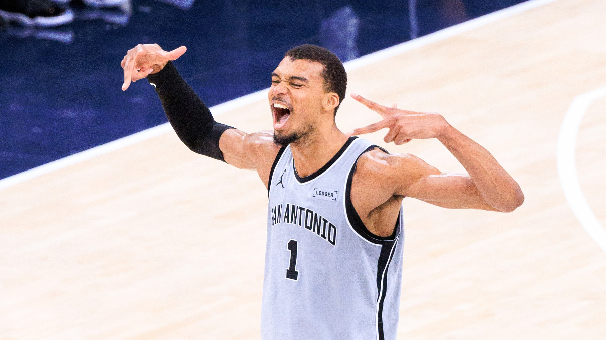 Victor Wembanyama terrasse les Suns et qualifie les Spurs en playoffs le résumé en vidéo