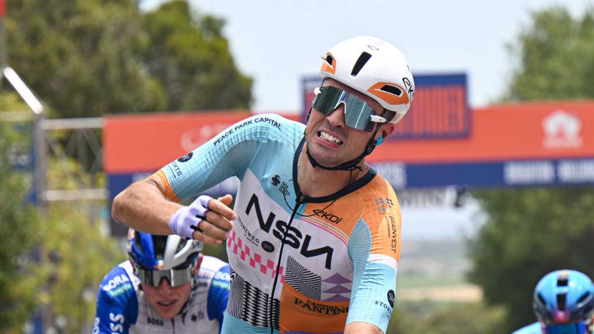 Ethan Vernon domine un sprint massif pour rafler la 1ère étape du Région Pays de la Loire Tour