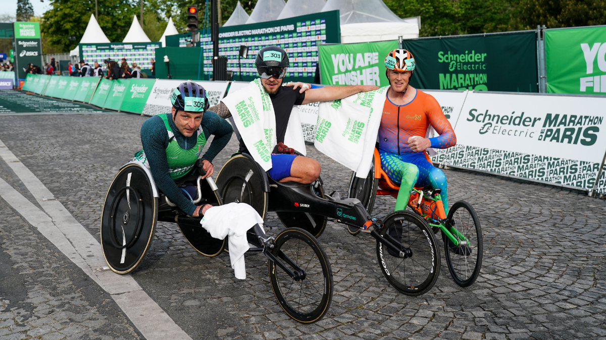 Irrésistible Thibault Daurat, en démonstration sur la course fauteuil du Marathon de Paris 2026