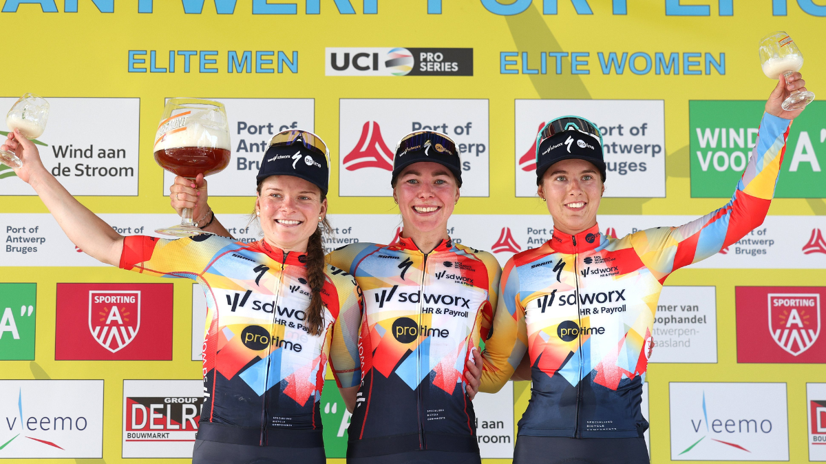 Femke Markus remporte l'Antwerp Port Epic Ladies en solitaire et mène un triplé SD Worx-Protime
