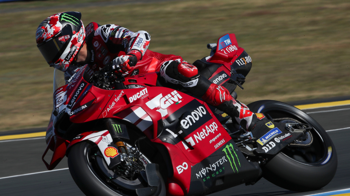 Francesco Bagnaia déjoue les pronostics et arrache la pole des mains de Marc Marquez au Mans