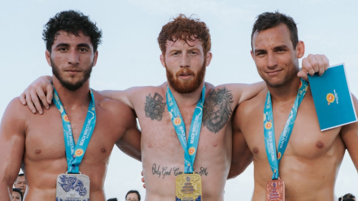 Hugo Cuenot rafle le bronze lors de la première manche des World Series de Beach Wrestling à Da Nang