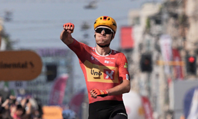 L'échappée a remporté son bras de fer avec le peloton Fredrik Dversnes lève les bras sur la 15e étape du Tour d'Italie