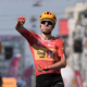 L'échappée a remporté son bras de fer avec le peloton Fredrik Dversnes lève les bras sur la 15e étape du Tour d'Italie