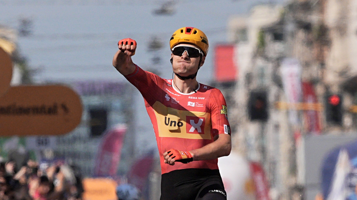 L'échappée a remporté son bras de fer avec le peloton Fredrik Dversnes lève les bras sur la 15e étape du Tour d'Italie
