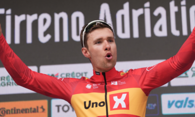 L'échappée a remporté son bras de fer avec le peloton Fredrik Dversnes lève les bras sur la 15e étape du Tour d'Italie