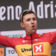 L'échappée a remporté son bras de fer avec le peloton Fredrik Dversnes lève les bras sur la 15e étape du Tour d'Italie