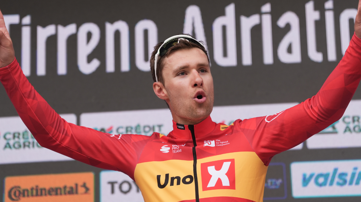 L'échappée a remporté son bras de fer avec le peloton Fredrik Dversnes lève les bras sur la 15e étape du Tour d'Italie
