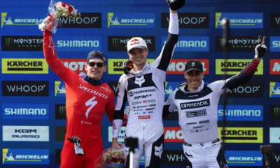 Loïc Bruni, Amaury Pierron et Myriam Nicole sur le podium de la première descente de la saison