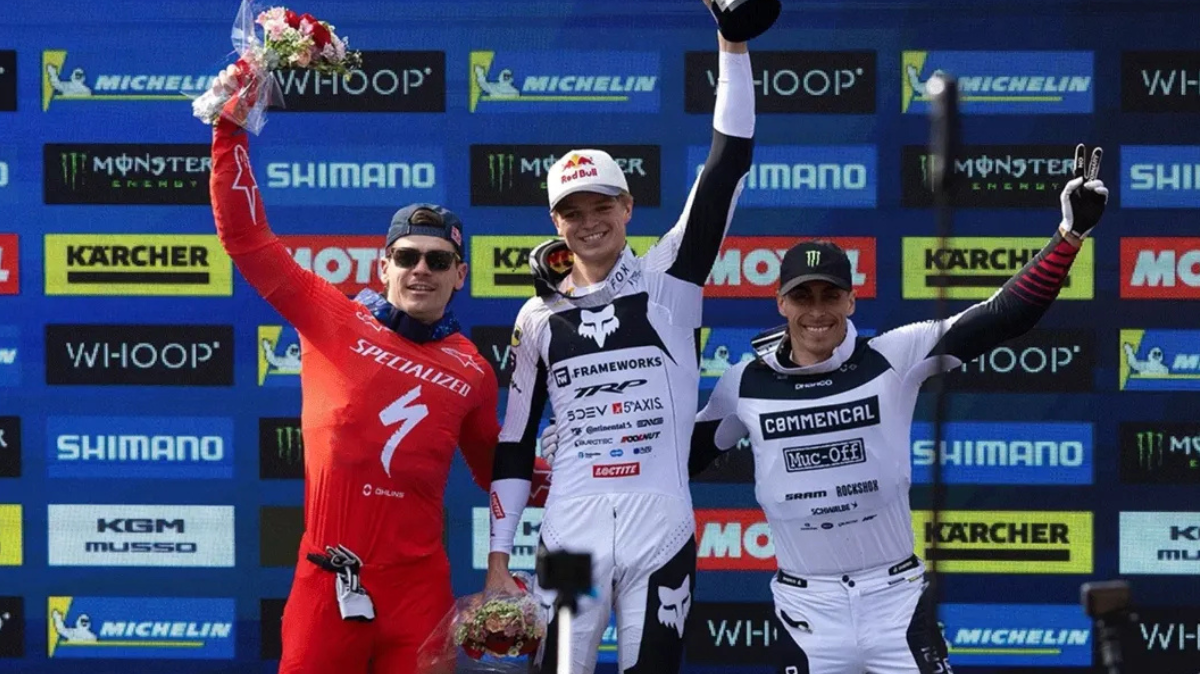 Loïc Bruni, Amaury Pierron et Myriam Nicole sur le podium de la première descente de la saison