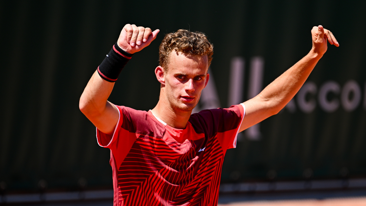 Malgré une frayeur, Luca Van Assche assure sa qualification au 2ème tour de Roland-Garros