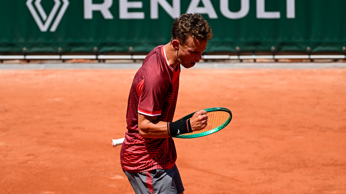Malgré une frayeur, Luca Van Assche assure sa qualification au 2ème tour de Roland-Garros