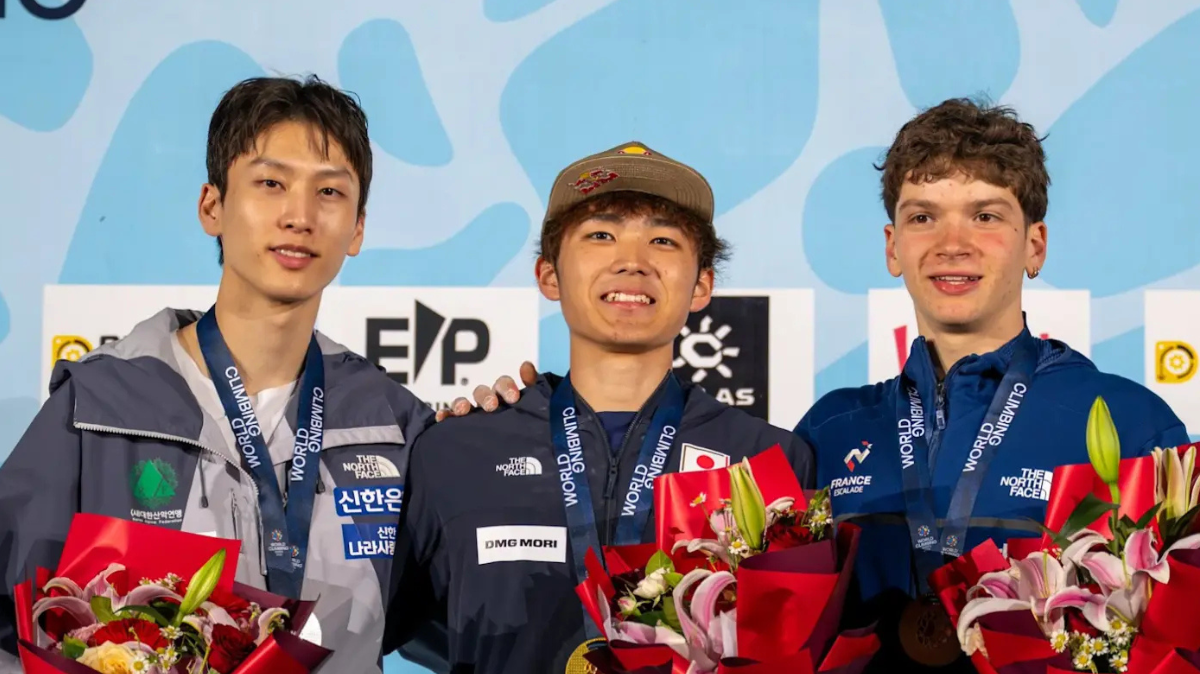 Mejdi Schalck sur le podium du bloc en Coupe du monde à Keqiao, Sorato Anraku vainqueur