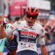 Paul Magnier remporte une première étape du Tour d'Italie au final chaotique et se pare de rose !