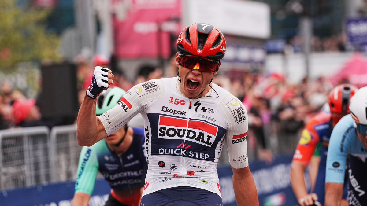 Paul Magnier remporte une première étape du Tour d'Italie au final chaotique et se pare de rose !