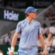 Proche d’une victoire aisée, Jannik Sinner se blesse et s’incline au deuxième tour à Roland-Garros !