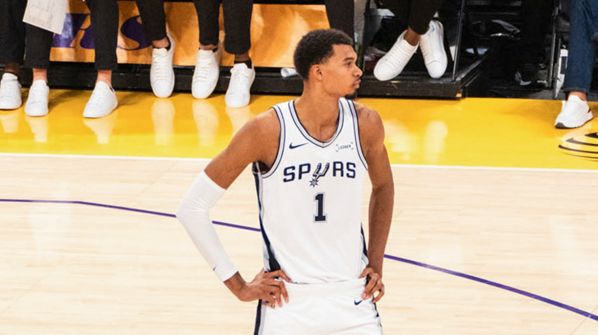 Victor Wembanyama expulsé, les Wolves égalisent contre les Spurs en demi-finale de conférence