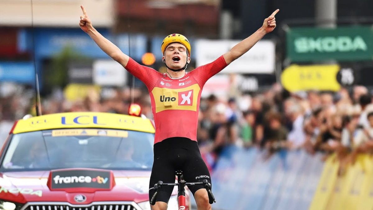 Anthon Charmig s'impose en solitaire sur la deuxième étape du Tour Auvergne-Rhône-Alpes 2026