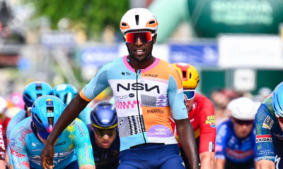 Biniam Girmay règle un sprint massif pour rafler la 1ère étape du Tour de Belgique