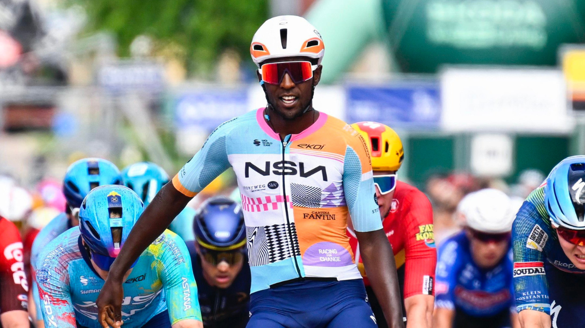 Biniam Girmay règle un sprint massif pour rafler la 1ère étape du Tour de Belgique
