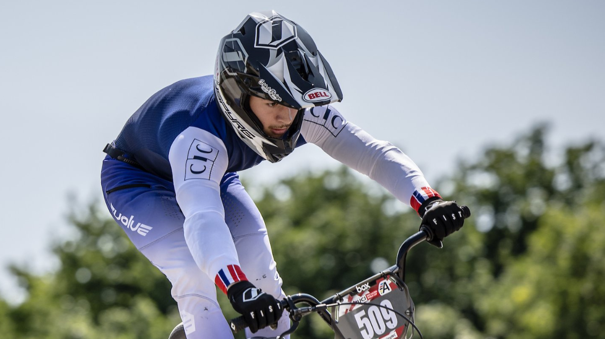 Eddy Clerté sur le podium de la 2e manche de Coupe du monde de BMX Racing à Sarrians, Clément Rocherieux mène un triplé français en U23