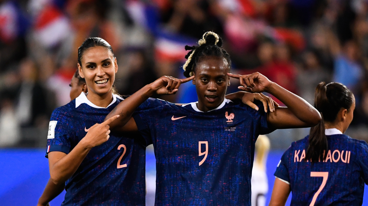En infériorité numérique, les Bleues résistent au retour irlandais et se qualifient directement pour la Coupe du monde 2027