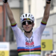 Tadej Pogačar s'adjuge la 1re étape du Tour de Suisse en solitaire après un numéro indécent