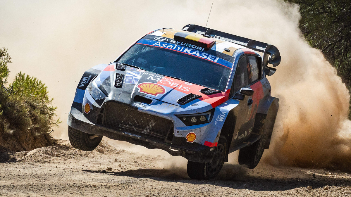 Thierry Neuville tient tête à Sébastien Ogier avant la dernière journée du Rallye WRC de Grèce Acropole