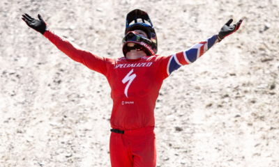 Jordan Williams survole la descente de La Thuile, Nathan Pontvianne au pied du podium