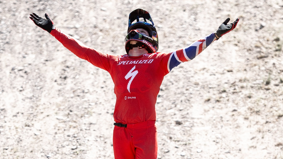 Jordan Williams survole la descente de La Thuile, Nathan Pontvianne au pied du podium