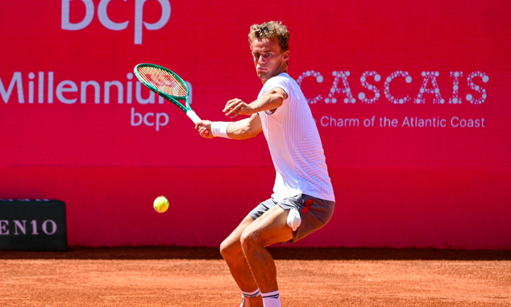 https://dicodusport.fr/blog/wp-content/uploads/2026/07/Luca-Van-Assche-a-laise-sur-terre-sort-Pablo-Carreno-Busta-a-Estoril-1000x600.png