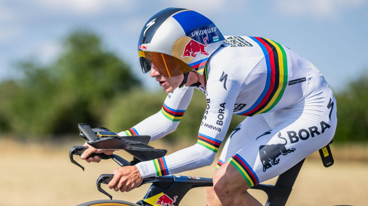 Remco Evenepoel survole le contre-la-montre de la 16e étape, Paul Seixas au pied du podium