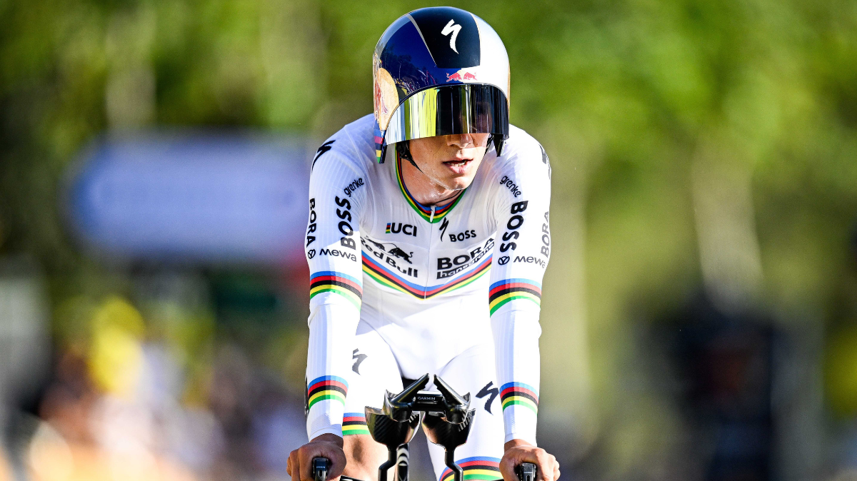 Remco Evenepoel survole le contre la montre de la 16e étape, Paul Seixas au pied du podium