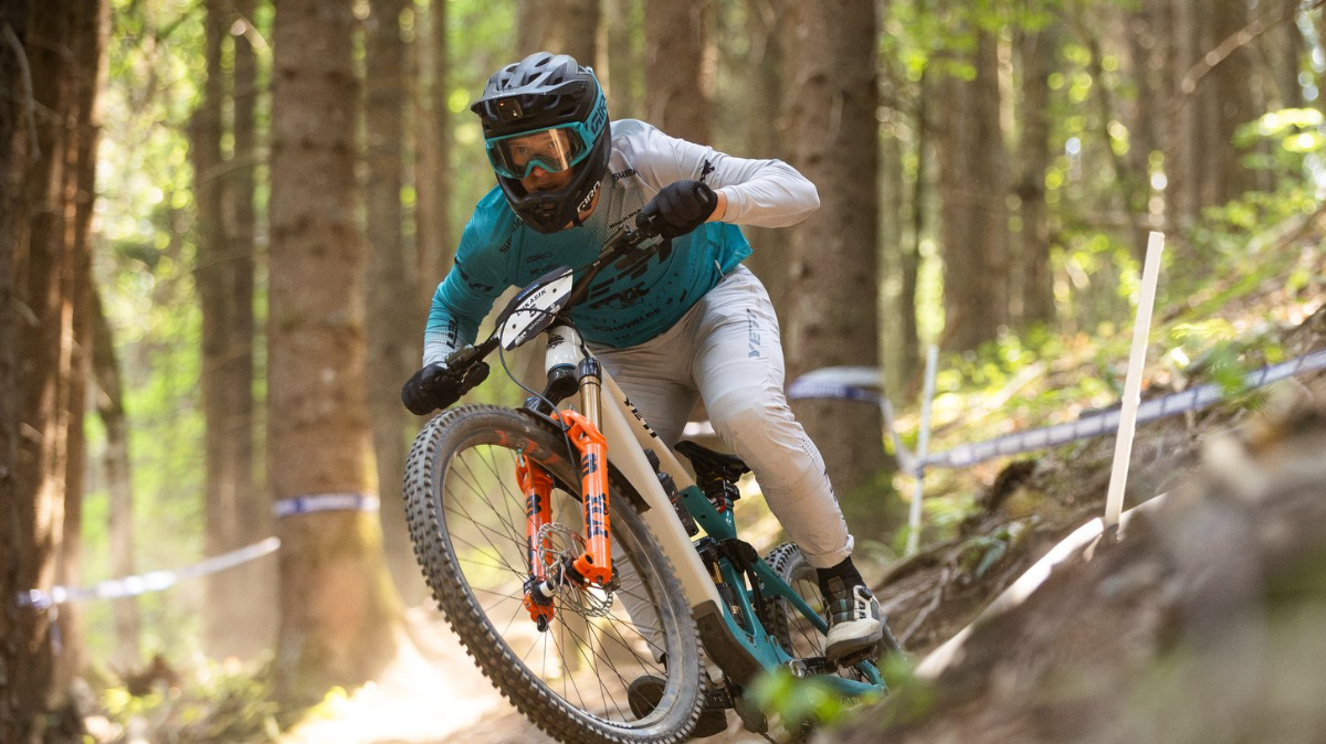 Adrien Dailly s'impose à Morillon et remporte la Coupe du monde de VTT Enduro, Morgane Charre également victorieuse
