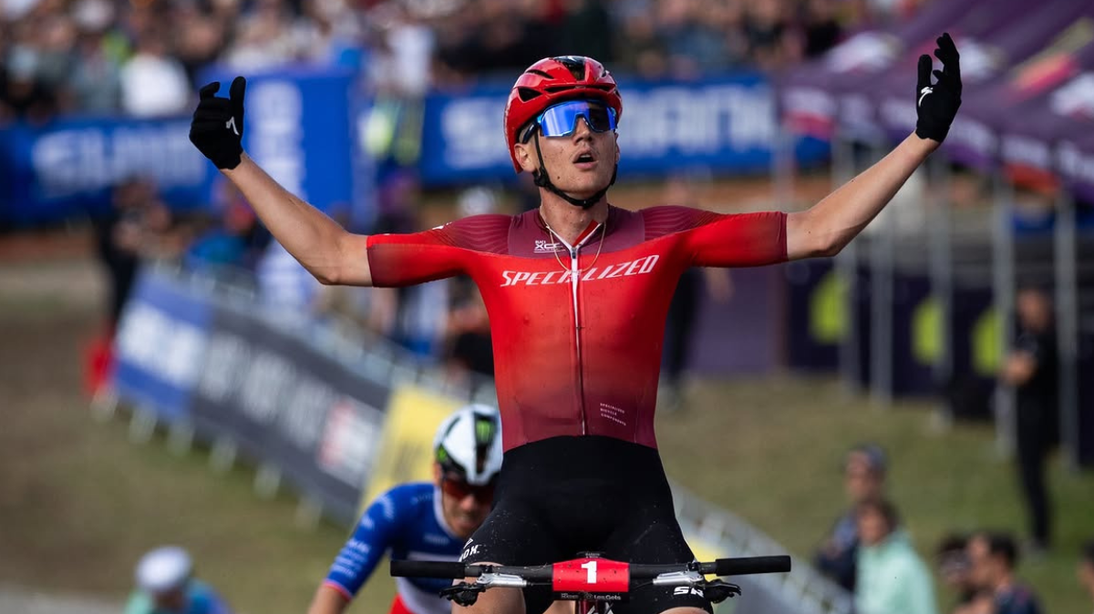 Doublé des Bleus du VTT aux Gets victoire d'Adrien Boichis devant Luca Martin sur le XCC !