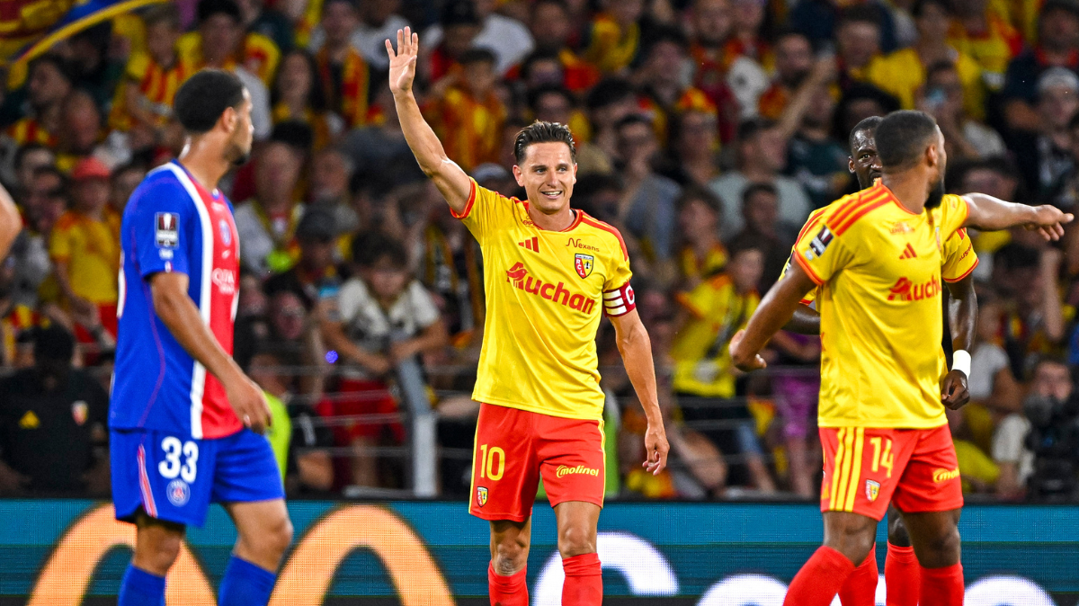 Héroïque à 10 contre 11, le RC Lens s’offre le PSG et rafle le Trophée des Champions