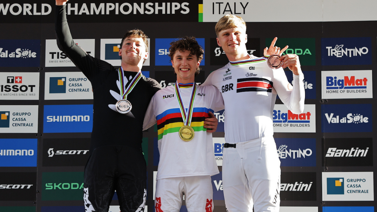 Jackson Goldstone conserve son titre mondial sur la descente de Val di Sole, les Bleus passent à côté