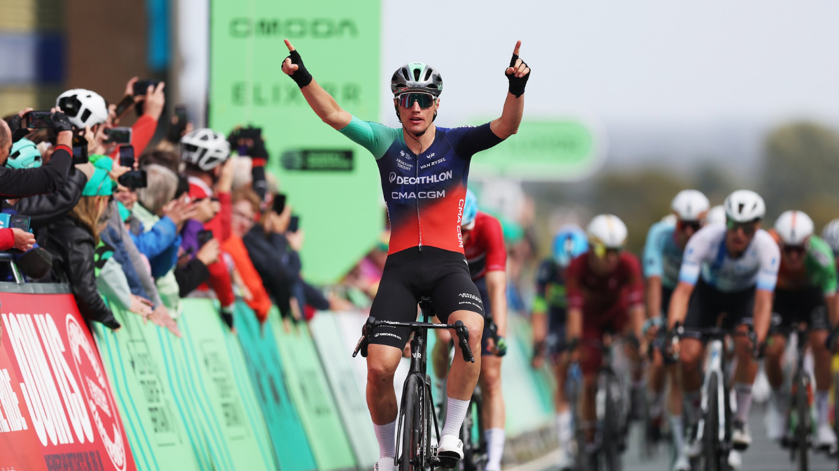 Olav Kooij mate Tim Merlier sur la 3e étape du Tour de Grande-Bretagne 2026 (1)