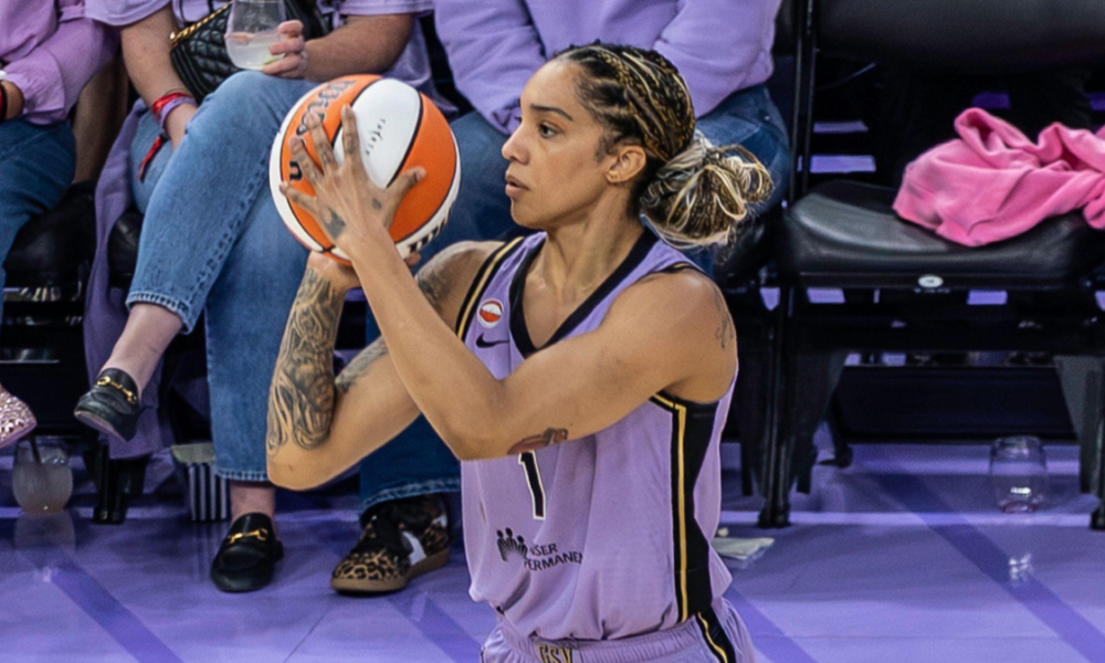 https://dicodusport.fr/blog/wp-content/uploads/2026/10/Debut-de-demi-finales-WNBA-mitige-pour-les-Francaises-Gabby-Williams-porte-les-Valkyries-le-Liberty-douche-1000x600.png