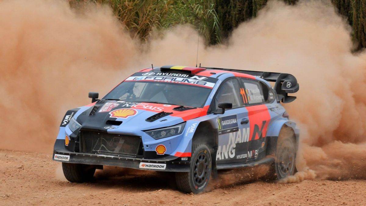 Thierry Neuville s'empare de la tête du Rallye WRC de Sardaigne 2026, Adrien Fourmaux en embuscade